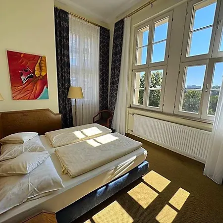 Viktoria Hotel 4*